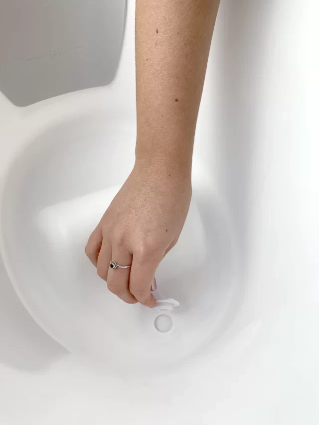 Shnuggle Baby Bath Tub with Plug, Safe & Comfortable Newborn Bathtub with Bum Bump Support, Compact, Lightweight, and Water-Efficient, For 0-12months