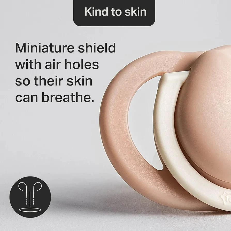 Tommee Tippee Newborn Soother, Orthodontic, with an Extra Small Baglet and Shield to Fit Tiny Mouths, 2 Pack, 0-2 Months