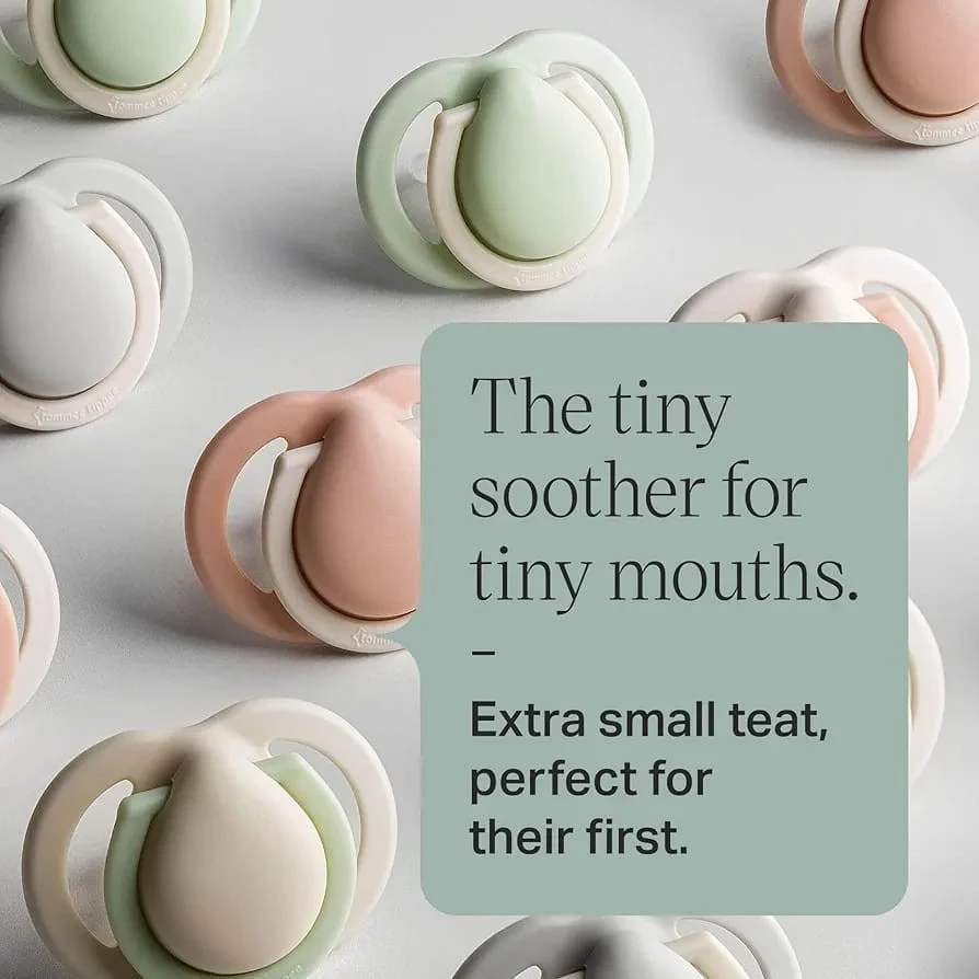 Tommee Tippee Newborn Soother, Orthodontic, with an Extra Small Baglet and Shield to Fit Tiny Mouths, 2 Pack, 0-2 Months
